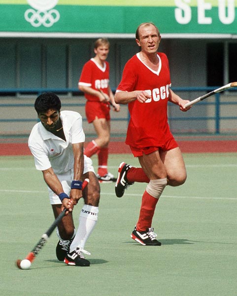 Hargurnek Sandho (gauche) du Canada participe  une preuve de hockey sur gazon aux Jeux olympiques de Soul de 1988. (PC Photo/AOC)