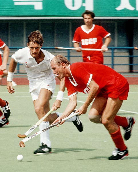 Canada's Pat Burrows plays field hockey at the 1988 Seoul Olympic Games. (CP Photo/ COA/ T. Grant)