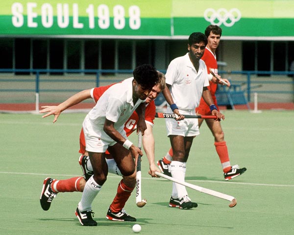 Satinder Chohan (avant-plan) et Hargurnek Sandho (centre) du Canada participent  une preuve de hockey sur gazon aux Jeux olympiques de Soul de 1988. (PC Photo/AOC)