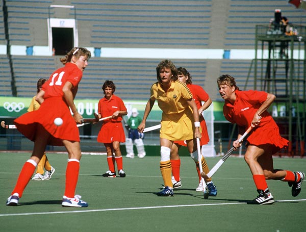 Michelle Conn (gauche) et Liz Czenczek (droite) du Canada participent  une preuve de hockey sur gazon aux Jeux olympiques de Soul de 1988. (Photo PC/AOC)
