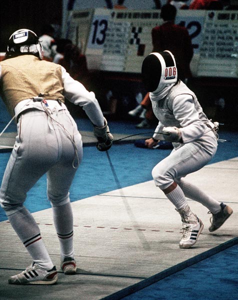 Thalie Tremblay (droite) du Canada participe  une preuve d'escrime aux Jeux olympiques de Soul de 1988. (Photo PC/AOC)