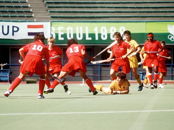 Canada's Womens Field Hockey team competes at the 1988 Seoul Olympic Games. (CP Photo/ COA/ T. Grant)