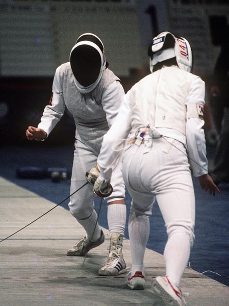Thalie Tremblay (gauche) du Canada participe  une preuve d'escrime aux Jeux olympiques de Soul de 1988. (Photo PC/AOC)