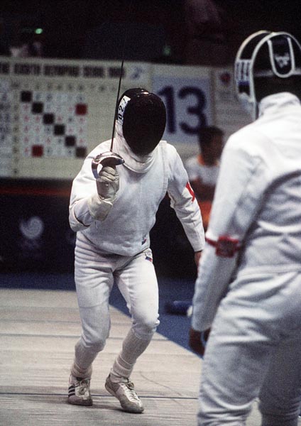 Wolfe Balk (gauche) du Canada participe  une preuve d'escrime aux Jeux olympiques de Soul de 1988. (Photo PC/AOC)