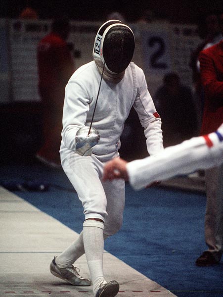 Jean-Paul Banos du Canada participe  une preuve d'escrime aux Jeux olympiques de Soul de 1988. (Photo PC/AOC)