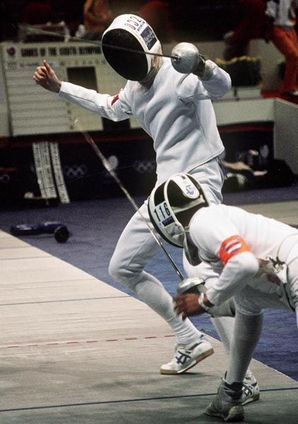 Alain Cote (gauche) du Canada participe  une preuve d'escrime aux Jeux olympiques de Soul de 1988. (Photo PC/AOC)