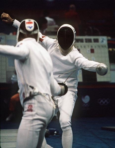 Alain Ct (droite) du Canada participe  une preuve d'escrime aux Jeux olympiques de Soul de 1988. (Photo PC/AOC)