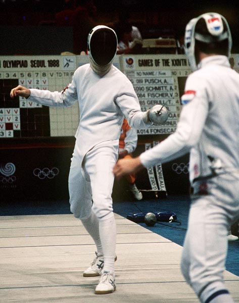 Alain Ct (gauche) du Canada participe  une preuve d'escrime aux Jeux olympiques de Soul de 1988. (Photo PC/AOC)