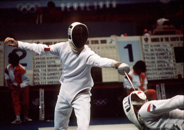 Alain Ct (gauche) du Canada participe  une preuve d'escrime aux Jeux olympiques de Soul de 1988. (Photo PC/AOC)