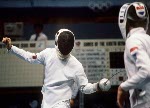 Michel Dessureault (droite) du Canada participe  une preuve d'escrime aux Jeux olympiques de Soul de 1988. (Photo PC/AOC)