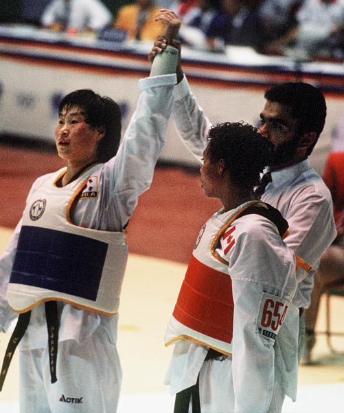 Tessa Gordon (droite) du Canada participe  une preuve de taekwondo aux Jeux olympiques de Soul de 1988. (Photo PC/AOC)