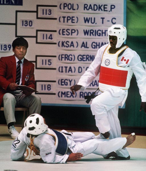 Albert Smythe (droite) du Canada participe  une preuve de taekwondo aux Jeux olympiques de Soul de 1988. (Photo PC/AOC)