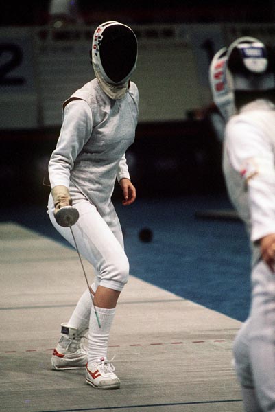 Shelly Steiner (left) du Canada participe  une preuve d'escrime aux Jeux olympiques de Soul de 1988. (Photo PC/AOC)