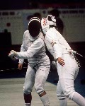 Shelly Steiner (gauche) du Canada participe  une preuve d'escrime aux Jeux olympiques de Soul de 1988. (Photo PC/AOC)