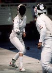 Chantal Payer du Canada (gauche) participe en escrime aux Jeux olympiques de Montral de 1976. (Photo PC/AOC)