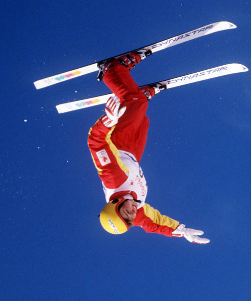 Anna Fraser du Canada participe  l'preuve de sauts lors des comptitions de ski acrobatique aux Jeux olympiques d'hiver de Calgary de 1988. (PC Photo/AOC)