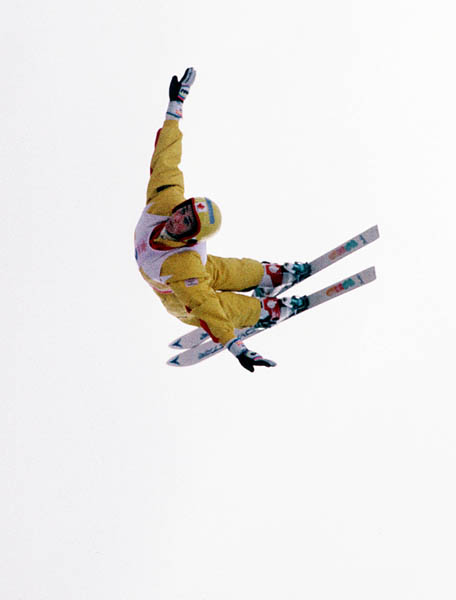 Anna Fraser du Canada participe  l'preuve de sauts lors des comptions de ski acrobatique aux Jeux olympiques d'hiver de Calgary de 1988. (Photo PC/AOC)