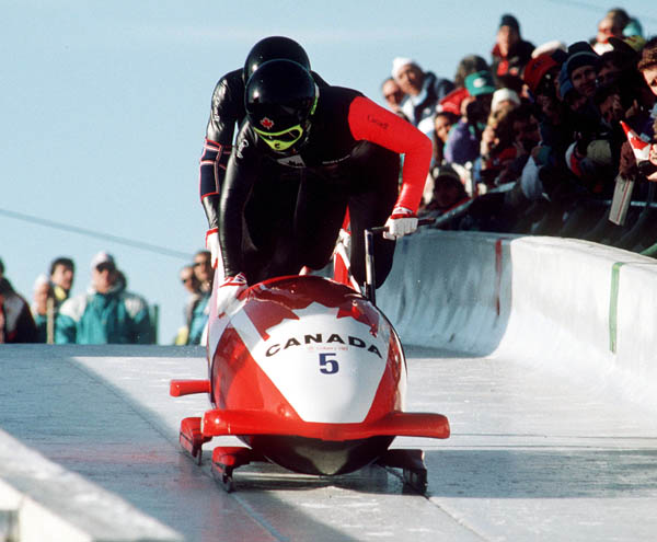 Greg Haydenluck et Lloyd Guss du Canada participent  l'preuve de bobsleigh  deux aux Jeux olympiques d'hiver de Calgary de 1988. (Photo PC/AOC)