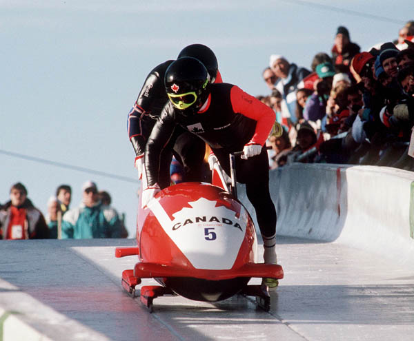 Greg Haydenluck et Lloyd Guss du Canada participent  l'preuve de bobsleigh  deux aux Jeux olympiques d'hiver de Calgary de 1988. (Photo PC/AOC)