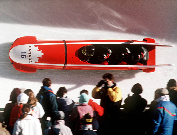 (A l'avant) Greg  Haydenluck, Cal Langford, Kevin Tyler et Lloyd Guss du Canada participent  l'preuve de bobsleigh  quatre aux Jeux olympiques d'hiver de Calgary de 1988. (PC Photo/AOC)