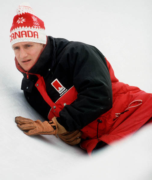 Greg Haydenluck du Canada tudie la piste de bobsleigh aux Jeux olympiques d'hiver de Calgary de 1988. (PC Photo/AOC)