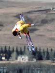 Philippe Laroche ( gauche) et Lloyd Langlois ( droite) du Canada clbrent respectivement leurs mdailles d'argent et de bronze remportes aux sauts en ski acrobatique aux Jeux olympiques d'hiver de Lillehammer de 1994. (Photo PC/AOC)