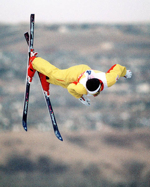 Lloyd Langlois du Canada participe  l'preuve de sauts lors des comptitions de ski acrobatique aux Jeux olympiques d'hiver de Calgary de 1988. (Photo PC/AOC)
