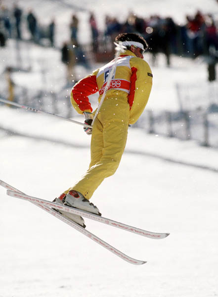Chris Simboli du Canada participe  l'preuve de ski acrobatique aux Jeux olympiques d'hiver de Calgary de 1988. (PC Photo/AOC)