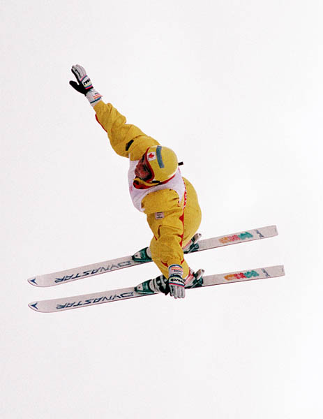 Anna Fraser du Canada participe  l'preuve de sauts en ski acrobatique aux Jeux olympiques d'hiver de Calgary de 1988. (Photo PC /AOC)