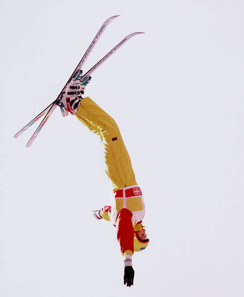 Anna Fraser du Canada participe  l'preuve de sauts en ski acrobatique aux Jeux olympiques d'hiver de Calgary de 1988. (Photo PC /AOC)