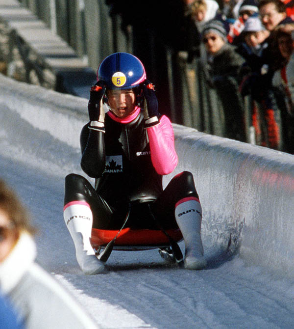 Kathy Salmon du Canada participe  l'preuve de luge aux Jeux olympiques d'hiver de Calgary de 1988. (Photo PC /AOC)