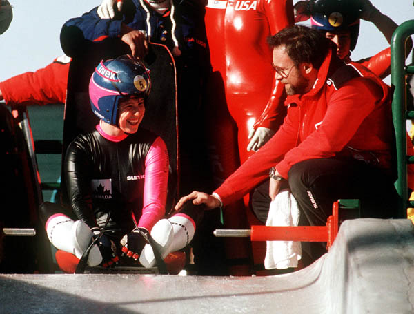 Kathy Salmon du Canada assiste de l'entraneur Franz Schachner participe  l'preuve de luge aux Jeux olympiques d'hiver de Calgary de 1988. (Photo PC /AOC)