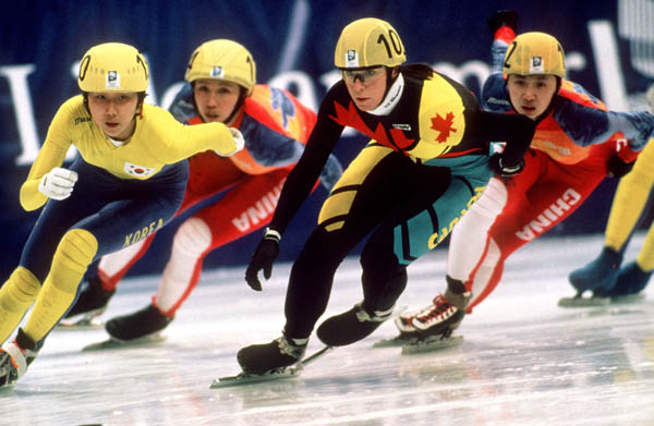 Nathalie Lambert (10) du Canada participe  une preuve de patinage de vitesse courte piste aux Jeux olympiques d'hiver de Lillehammer de 1994. (Photo PC/AOC)
