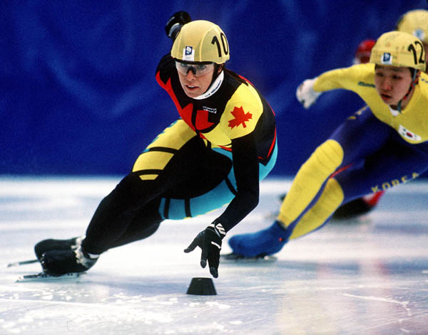 Nathalie Lambert ( l'avant) du Canada participe  une preuve de patinage de vitesse courte piste aux Jeux olympiques d'hiver de Lillehammer de 1994.(Photo PC/AOC)