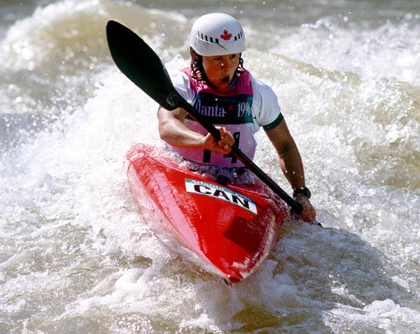 Margaret Langford du Canada participe  une preuve de kayak en eau vive aux Jeux olympiques d'Atlanta de 1996. (Photo PC/AOC)