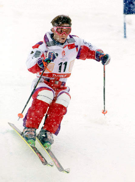 John Smart du Canada participe  l'preuve des bosses en ski acrobatique aux Jeux olympiques d'hiver d'Albertville de 1992. (Photo PC/AOC)