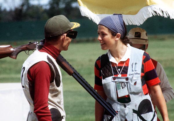 Susan Nattrass du Canada (droite) participe  l'preuve de tir aux Jeux olympiques de Montral de 1976. (Photo PC/AOC)