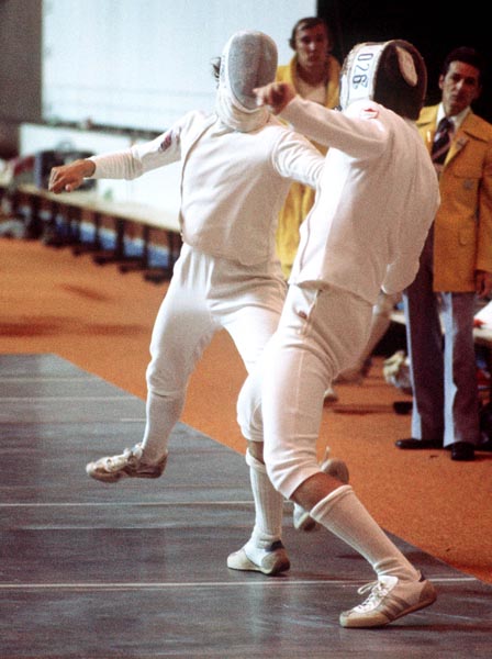 Marc Lavoie du Canada (droite) participe en escrime aux Jeux olympiques de Montral de 1976. (Photo PC/AOC)