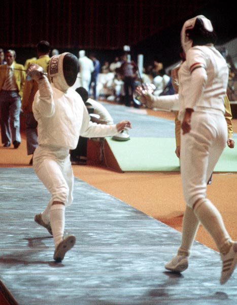 Marc Lavoie du Canada (gauche) participe en escrime aux Jeux olympiques de Montral de 1976. (Photo PC/AOC)