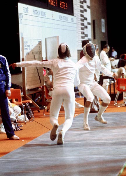 Marc Lavoie du Canada (droite) participe en escrime aux Jeux olympiques de Montral de 1976. (Photo PC/AOC)