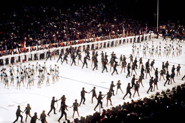 Les participants se produisent lors des crmonies d'ouverture des Jeux olympiques d'hiver de Sarajevo de 1984. (Photo PC/AOC)