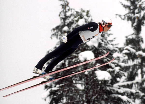 David Brown du Canada participe au saut  ski aux Jeux olympiques d'hiver de Sarajevo de 1984. (Photo PC/AOC)