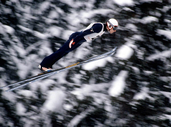 Ron Richards du Canada participe au saut  ski aux Jeux olympiques d'hiver de Sarajevo de 1984. (Photo PC/AOC)