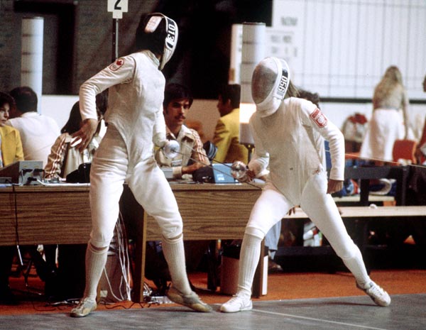 Susan Stewart du Canada (gauche) participe en escrime aux Jeux olympiques de Montral de 1976. (Photo PC/AOC)
