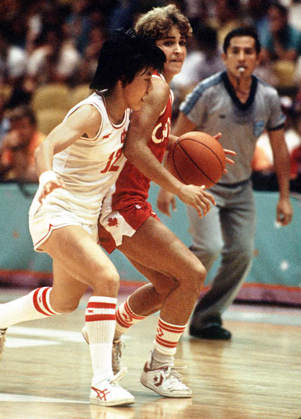 Canada's Lynn Polson (right) avoids a defender during women's basketball action at the 1984 Olympic Games in Los Angeles. (CP PHOTO/COA/JM)