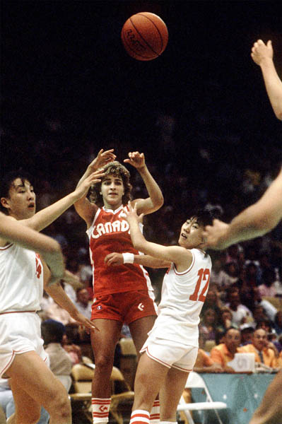 Canada's Lynn Polson (centre) makes a pass during women's basketball action at the 1984 Olympic Games in Los Angeles. (CP PHOTO/COA/JM)