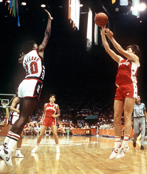 Bev Smith du Canada (droite) lance au panier au basketball fminin aux Jeux olympiques de Los Angeles de 1984. (Photo PC/AOC)