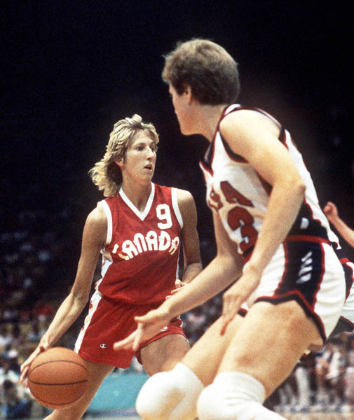 Alison Lang du Canada (gauche) participe au basketball fminin aux Jeux olympiques de Los Angeles de 1984. (Photo PC/AOC)