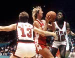 Alison Lang du Canada (droite) participe au basketball fminin aux Jeux olympiques de Los Angeles de 1984. (Photo PC/AOC)