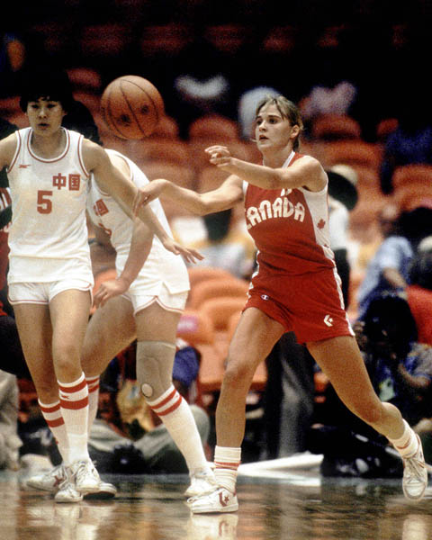 Misty Thomas du Canada (droite) effectue une passe au basketball fminin aux Jeux olympiques de Los Angeles de 1984. (Photo PC/AOC)